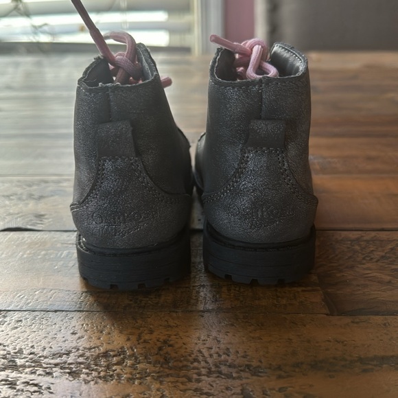 Toddler girls winter shoes bundle Size 6. - Picture 4 of 9